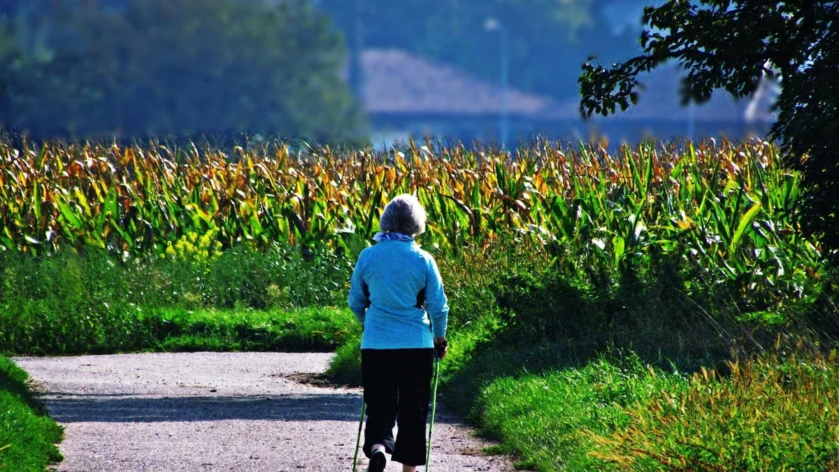 Spinta dei bastoncini nel Nordic Walking: come eseguirla senza irrigidire le spalle