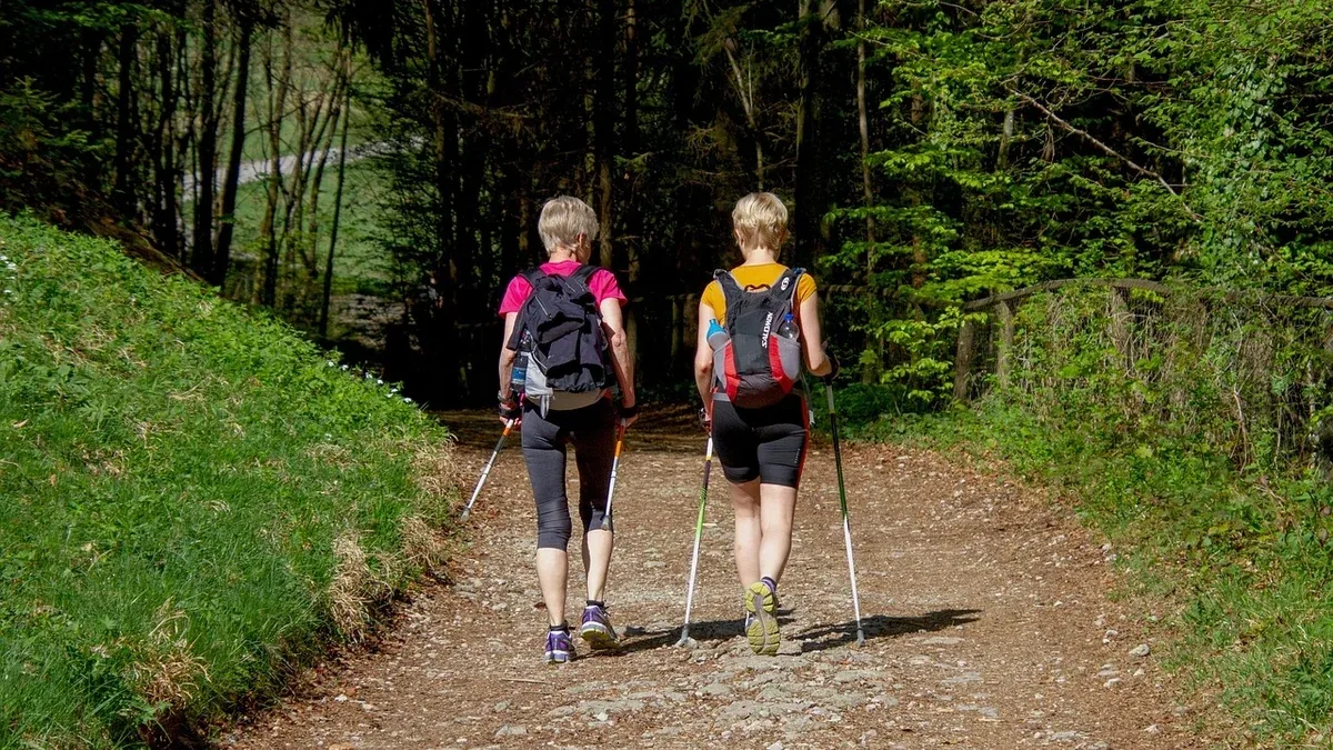 Bastoncini da Nordic Walking fissi o regolabili: quali differenze contano nella scelta
